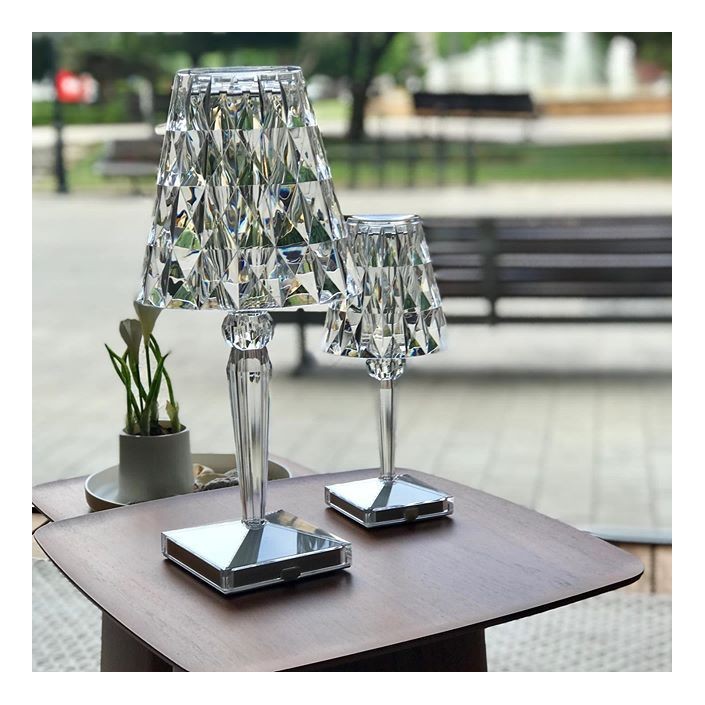 Lampes avec fil Big Battery et Battery cristal Kartell Valente Design sur table
