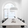 Suspension Smithfield S blanc Flos Valente Design table de réunion