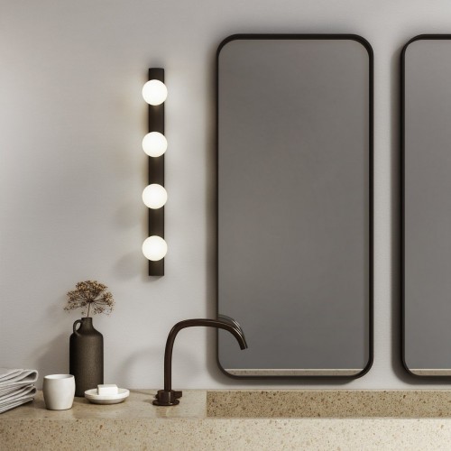 Applique Cabaret 4 noir mat Astro Lighting Valente Design mise en situation verticale miroir