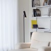 Lampadaire Lucenera 506 noir Catellani and Smith Valente Design proche canapé