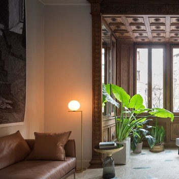 Lampadaire Flos IC F1 laiton brossé Valente Design Michael Anastassiades mise en scène