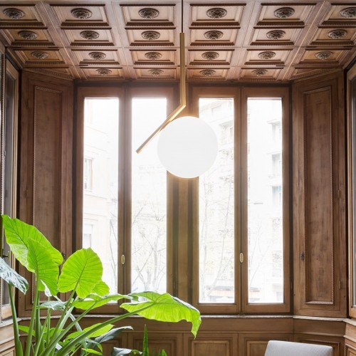 Suspension IC S2 laiton brossé Flos Valente Design Michael Anastassiades mise en scène