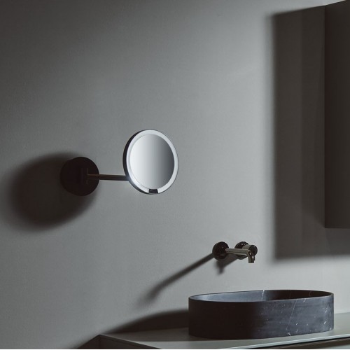 Miroir rond grossissant éclairant à suspendre motion sensor JUST LOOK WR noir mat - Décor Walther - Valente Design mise en scène