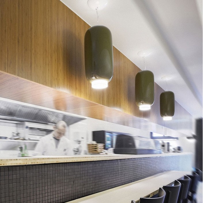 Suspension Chouchin 2 vert Foscarini Valente Design mise en scène restaurant