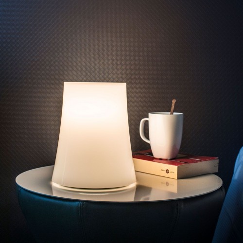Lampe de table Birdie Zero Foscarini Valente Design mise en scène table