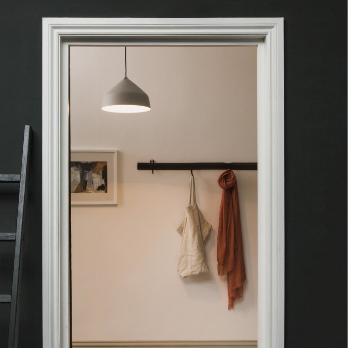 Suspension Ginestra 300 blanc mat Astro Lighting Valente Design dans hall d'entrée