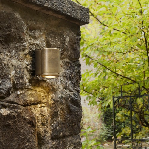 Applique Jura Single Astro Lighting Valente Design sur mur extérieur