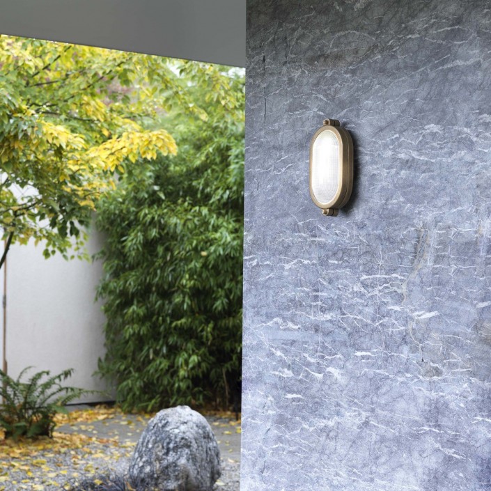 Applique Malibu Oval Astro Lighting Valente Design mise en scène
