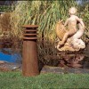 Borne Rusty 40 cm Royal Botania Valente Design dans jardin