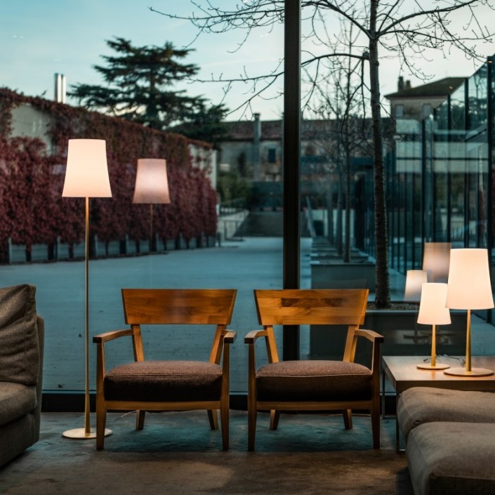 Lampadaire Birdie Easy jaune Foscarini Valente Design mise en scène
