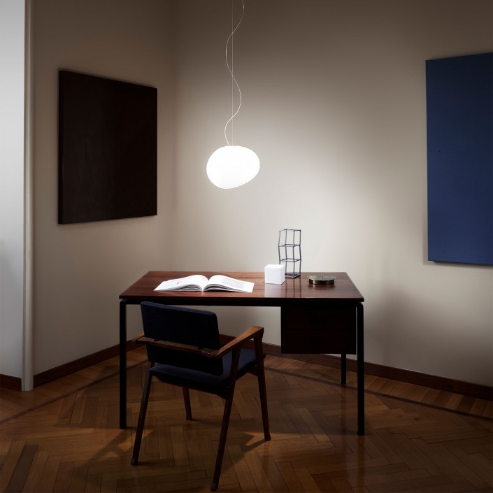 Suspension Gregg Piccola Foscarini Valente Design mise en scène bureau
