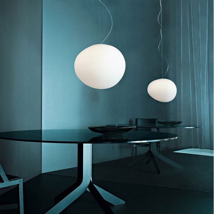 Suspension Gregg Grande Foscarini Valente Design mise en scène table