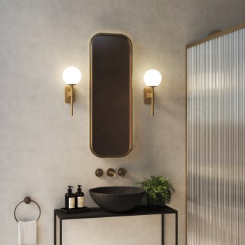 Applique Tacoma Single laiton verre rond blanc opalin Astro Lighting Valente Design mise en scène