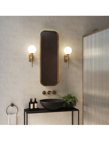 Applique Tacoma Single laiton verre rond blanc opalin Astro Lighting Valente Design mise en scène