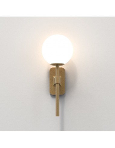 Applique Tacoma Single laiton verre rond blanc opalin Astro Lighting Valente Design