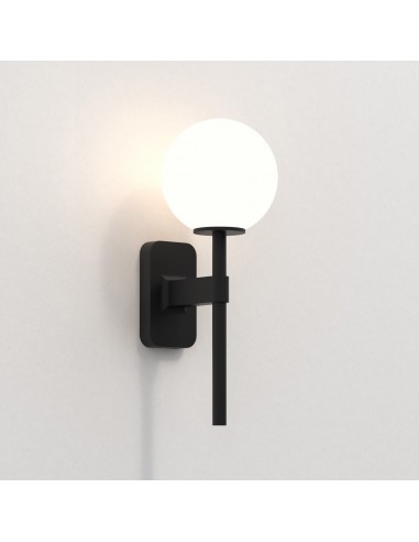Applique Tacoma Single noir mat verre rond blanc opalin Astro Lighting Valente Design de profil