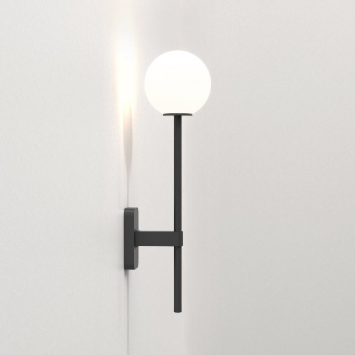 Applique Tacoma Single Grande noir mat verre rond blanc opalin Astro Lighting Valente Design
