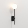 Applique Tacoma Single Grande noir mat verre rond blanc opalin Astro Lighting Valente Design de profil