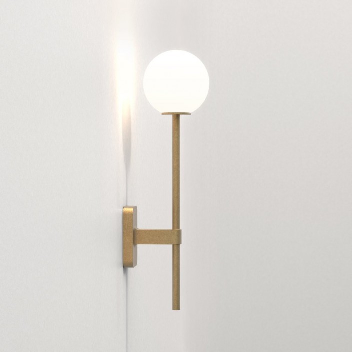 Applique Tacoma Single Grande laiton verre rond blanc opalin Astro Lighting Valente Design de profil