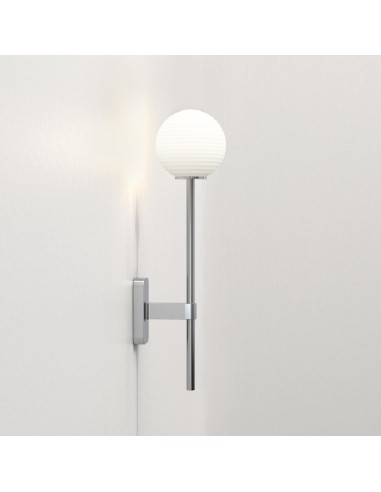 Applique Tacoma Single Grande chrome poli verre rond blanc opalin Astro Lighting Valente Design de profil