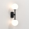 Applique Tacoma Twin noir mat verre blanc opalin Astro Lighting Valente Design éclairée de profil