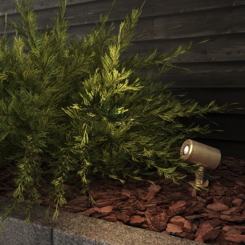 Spot piquet Jura Spike Astro Lighting Valente Design dans jardin