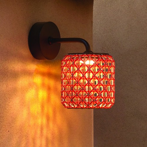 Applique Nans A/01 Outdoor rouge Bover Valente Design mise en scène