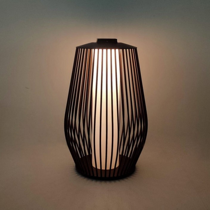 Lanterne solaire et rechargeable Mandaley Corten Les Jardins Valente Design éclairée