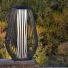 Lanterne solaire et rechargeable Mandaley gris espace Les Jardins Valente Design dans jardin