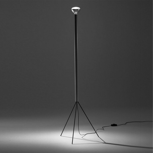 Lampadaire Luminator anthracite de flos Valente Design mise en scène