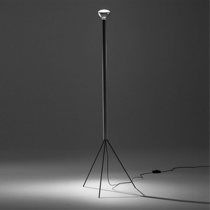 Lampadaire Luminator anthracite de flos Valente Design mise en scène