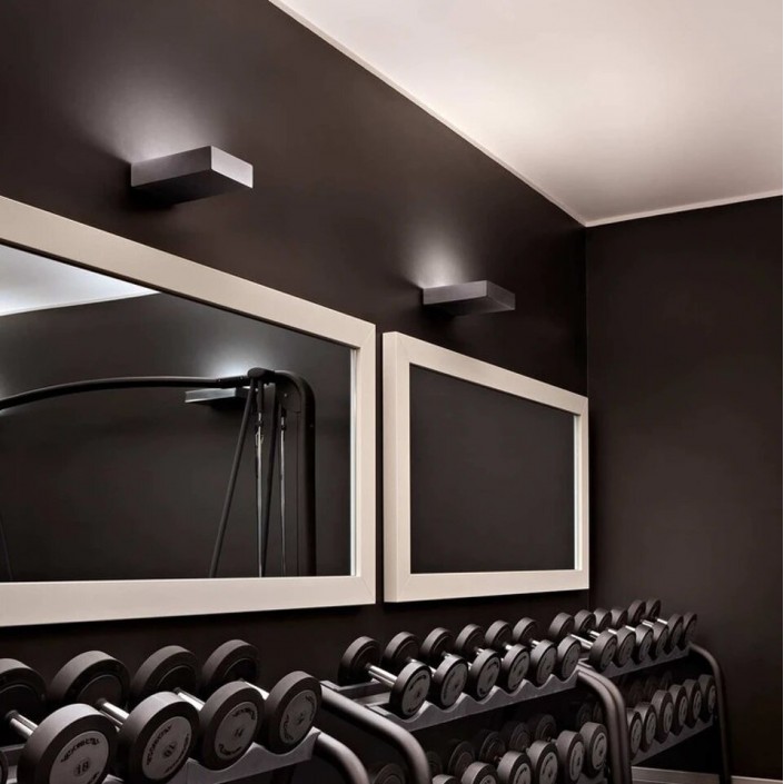 Applique Fort Knox Wall chrome poli Flos Valente Design dans salle de sport