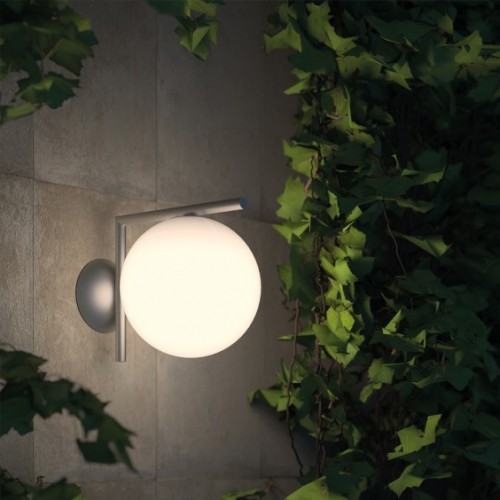 Applique IC Ceiling Wall 1 outdoor acier brossé Flos Valente Design mise en scène jardin