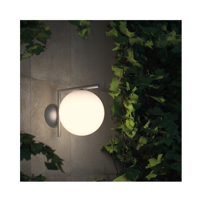 Applique IC Ceiling Wall 1 outdoor acier brossé Flos Valente Design mise en scène jardin