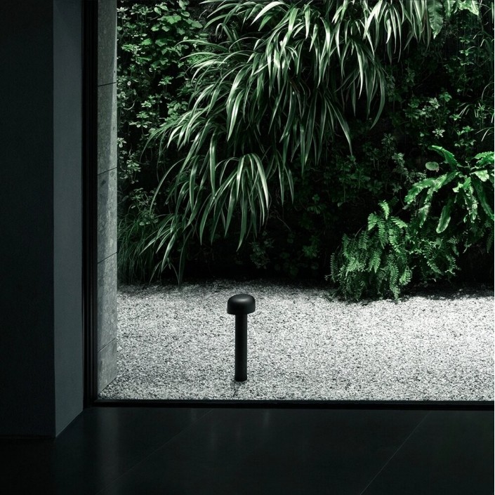 Borne Bellhop Bollard H 38cm noir Flos Valente Design dans jardin