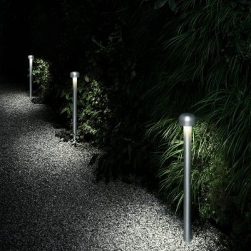 Borne Bellhop Bollard H 85cm gris Flos Valente Design dans jardin