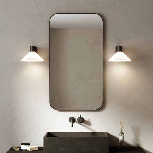 Applique Conic noir mat Astro Lighting Valente Design dans salle de bain