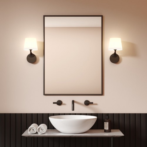 Applique Millie noir mat Astro Lighting Valente Design dans salle de bain