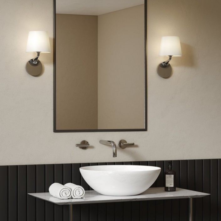 Applique Millie chrome poli Astro Lighting Valente Design dans salle de bain