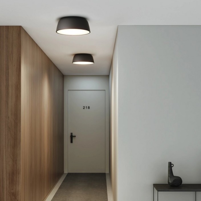 Plafonnier Taiko 400 noir mat Astro Lighting Valente Design dans couloir