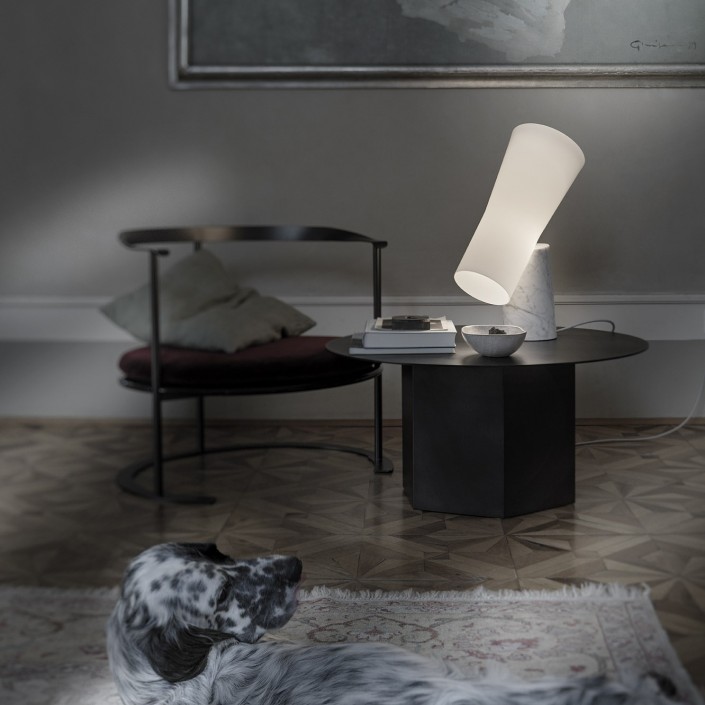 Lampe de table Nile blanche Foscarini Valente Design sur table basse