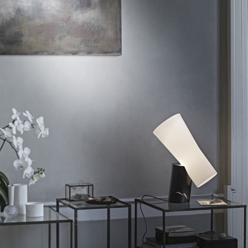 Lampe de table Nile noire Foscarini Valente Design sur table