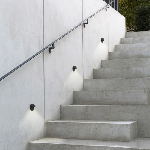 Applique extérieure Tivoli led noir astro lighting Valente Design dans escalier