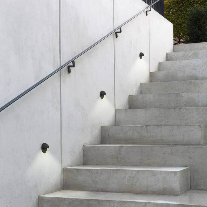 Applique extérieure Tivoli led noir astro lighting Valente Design dans escalier