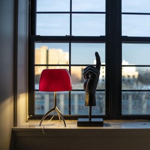 Lampe de table Lumière Piccola structure aluminium abat-jour cerise Foscarini Valente Design mise en scène