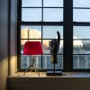 Lampe de table Lumière Piccola structure aluminium abat-jour cerise Foscarini Valente Design mise en scène