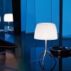 Lampe de table Lumière Grande structure aluminium abat-jour blanc Foscarini Valente Design allumée