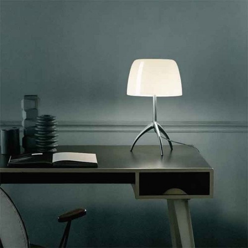 Lampe de table Lumière Grande structure aluminium abat-jour blanc Foscarini Valente Design sur bureau