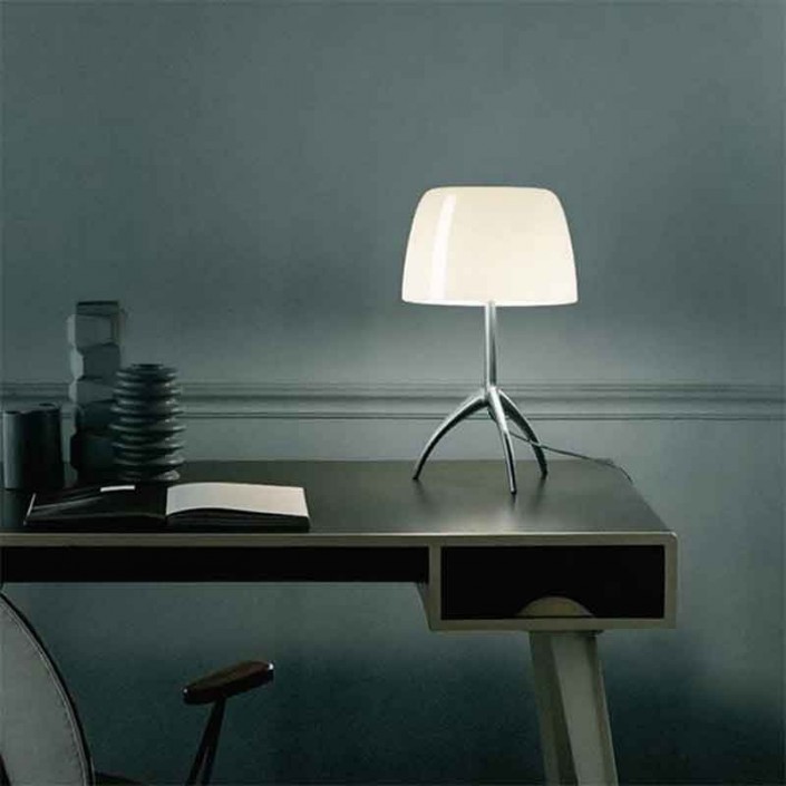 Lampe de table Lumière Grande structure aluminium abat-jour blanc Foscarini Valente Design sur bureau