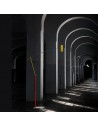 Lampadaires Ettorino BIG blanc, noir et couleurs primaires Catellani and Smith Valente Design mise en scène couloir